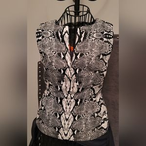 Fitted sleeveless top.